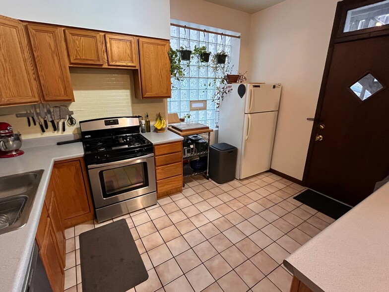 Building Photo - 906 N Oakley Blvd