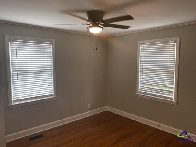 Building Photo - 2740 Northwoods Dr S