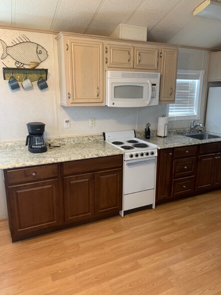 Building Photo - 2580 NE Indian River Dr