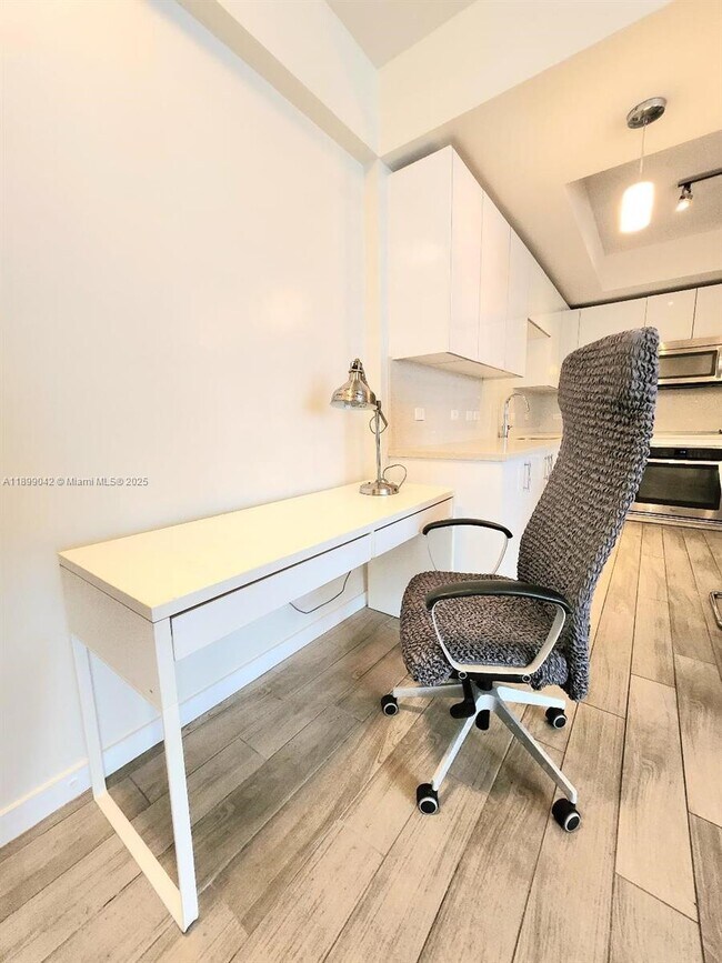 Building Photo - 999 SW 1st Ave