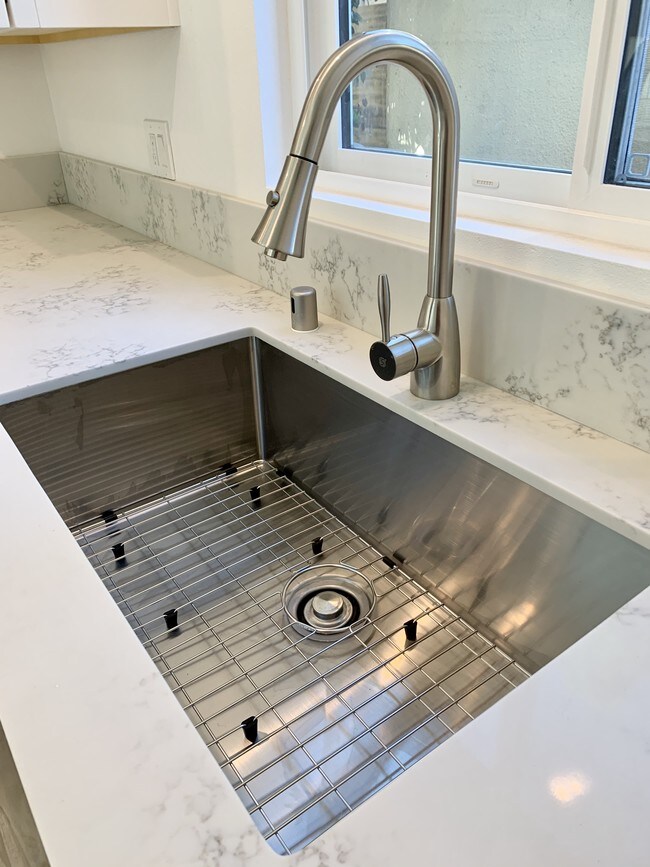 Building Photo - 2219 Glendon Ave