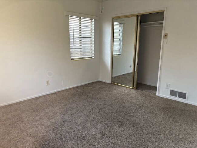 Building Photo - 2 bedroom, 1 bathroom house near Universit...
