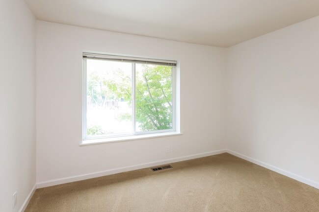 Building Photo - Available! Beautiful 3 Bedroom Townhome In...