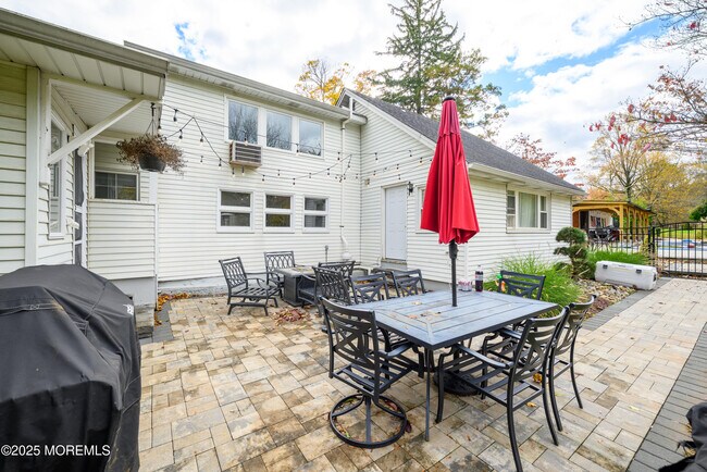 Building Photo - 19 Reids Hill Rd