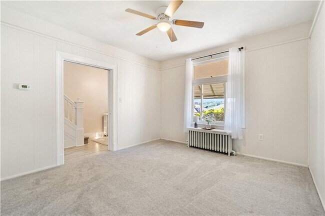 Building Photo - 3 bedroom 1 bath - What a View! - 3-bedroo...