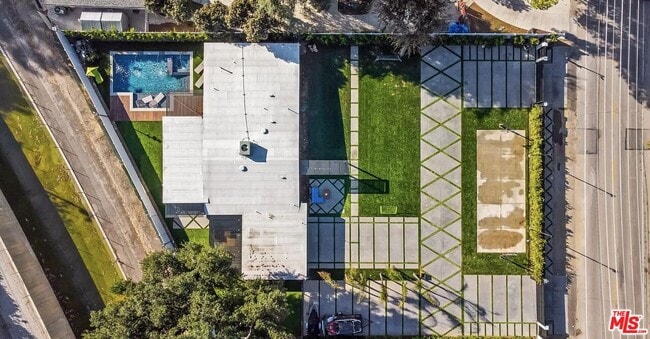 Building Photo - 22616 Oxnard St