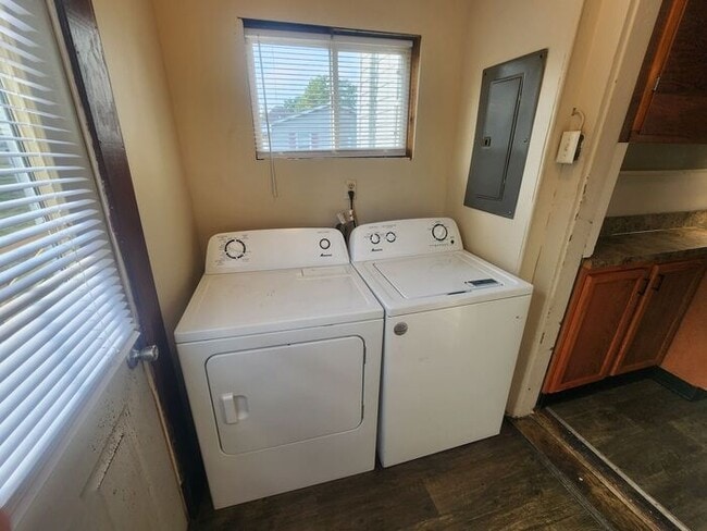 Building Photo - 2 Bedroom on the Southside