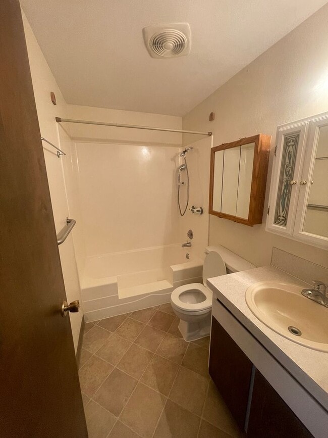 Building Photo - Charming 2 Bedroom Duplex With Fenced Yard...