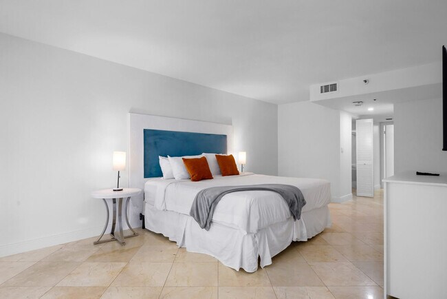 Building Photo - 1717 N Bayshore Dr