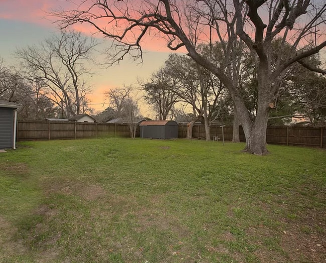 Building Photo - 303 Yaupon St