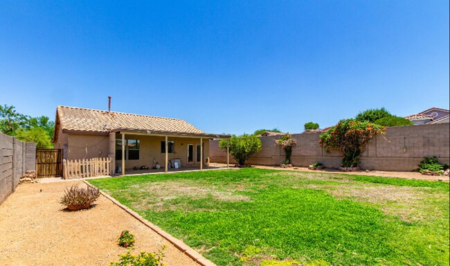 Building Photo - Charming Corner Lot Gem!