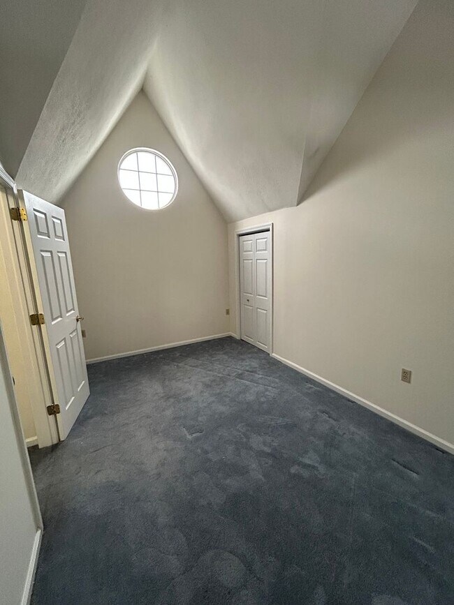 Building Photo - Delightful Town House Three-bedroom, Two-bathroom with a Large Bonus Room in East Stroudsburg