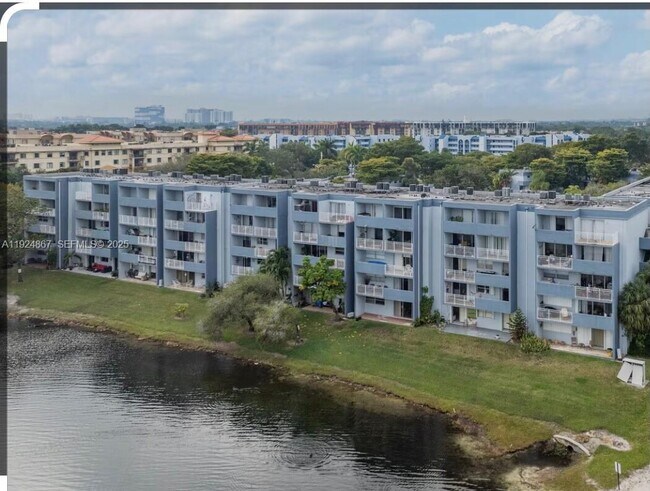 Building Photo - 9375 Fontainebleau Blvd