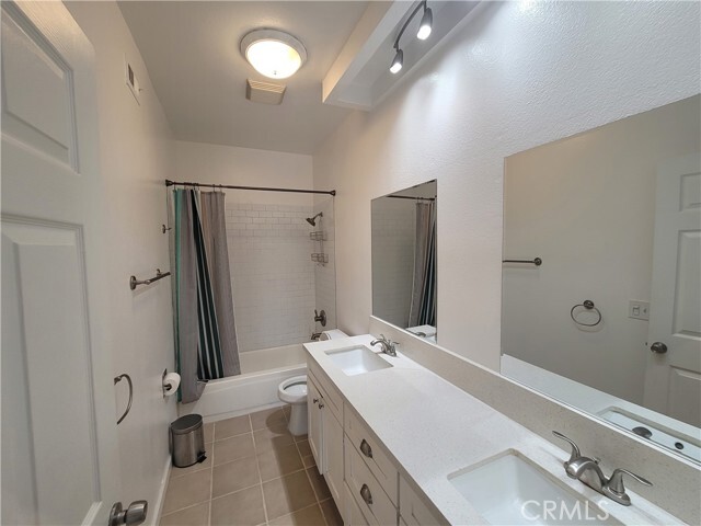 Building Photo - 5730 Vineland Ave