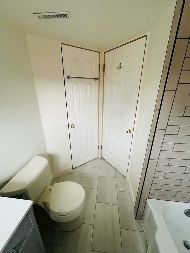 Building Photo - 3 bedroom home centrally located!