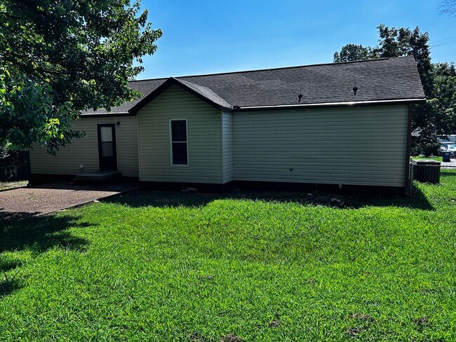 Building Photo - Large three bedroom, one and a half bath t...
