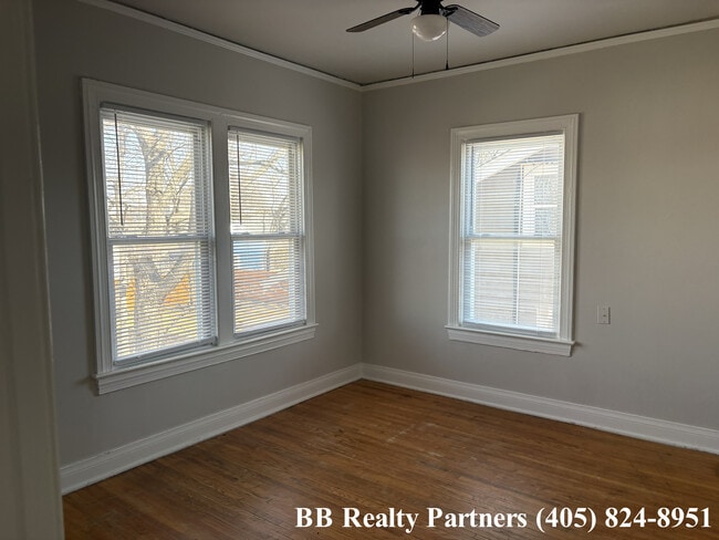 Building Photo - 2011 E 12th Pl