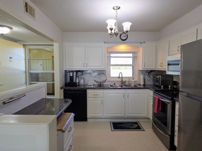 Building Photo - 4550 Cove Cir