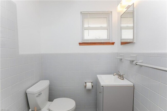 Building Photo - Hampton Duplex 2bed 1 bath