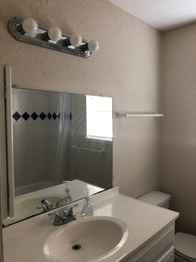 Building Photo - College Station - 2 bedroom 1 bath Duplex