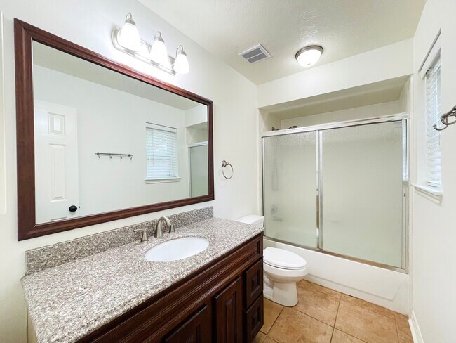 Hall bathroom for the three secondary bedrooms - 14511 Enola Dr