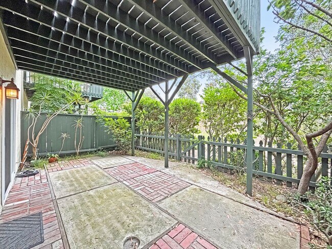 Building Photo - Beautiful 3BD/3BA Townhouse in Fashion Val...