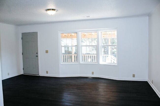 Building Photo - Spacious 4-Bed, 3-Bath Retreat on Greenhill Rd – 2000 Sq Ft of Charleston Charm!