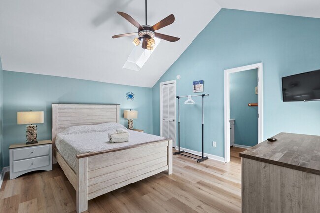 Building Photo - Fully Furnished W/ All Utilities Included! Seasonal Rental available 9/1/25-3/31/26