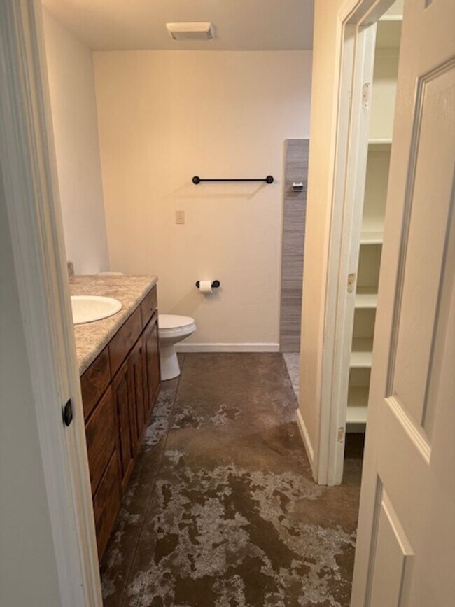 Building Photo - Cute Ranch Style 3 Bedroom 2 Bath Home In ...