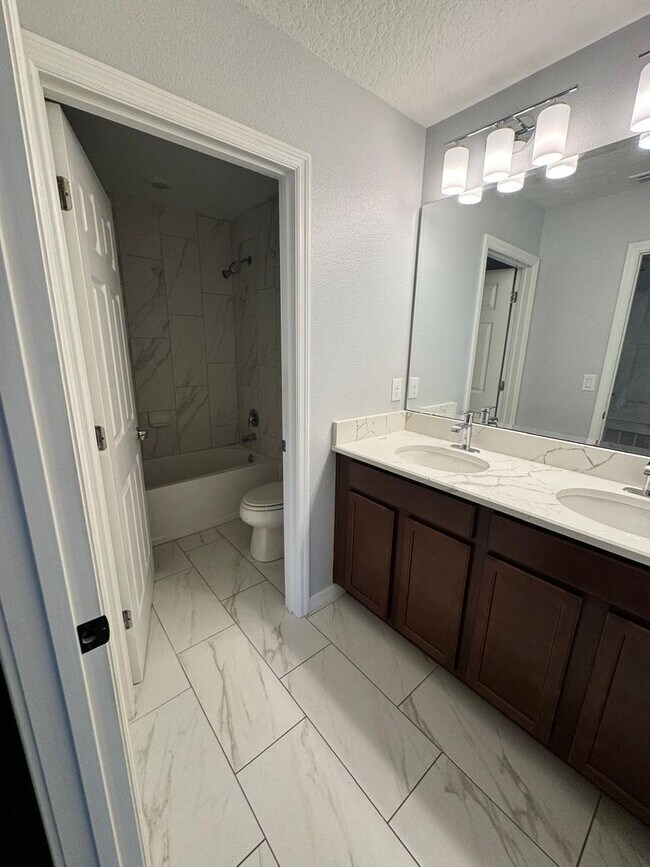 Building Photo - 5/3.5 Groveland Home