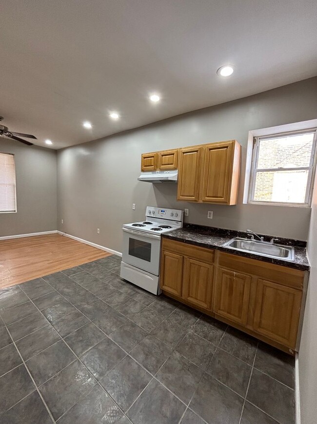 Building Photo - CHARMING STUDIO APARTMENT IN NORTH PHILADE...