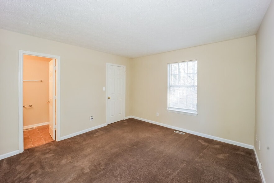 Building Photo - 5960 Hampton Ct