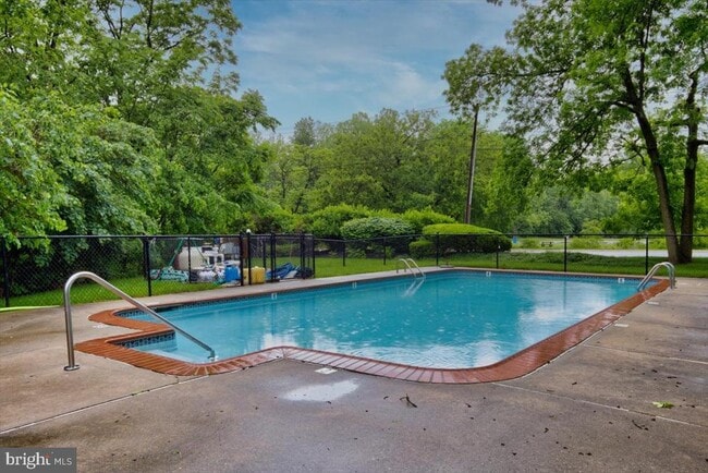 Building Photo - 335 E Lancaster Ave