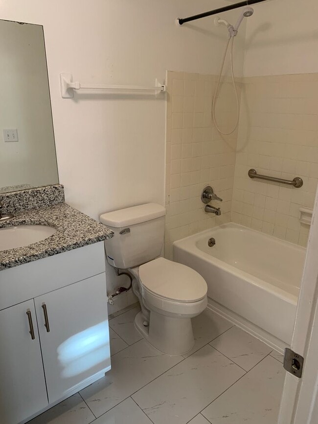 Building Photo - FOR RENT!!! SPACIOUS 3 BEDROOM 2 BATHROOM ...