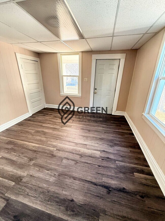 Building Photo - 360-366 S Washington Ave