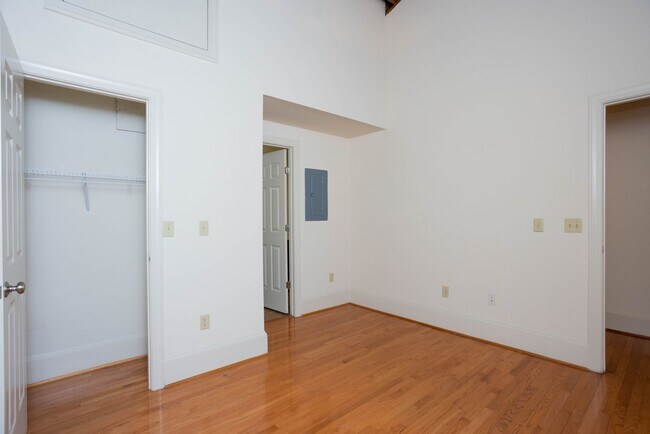 Building Photo - Flag Factory #10H