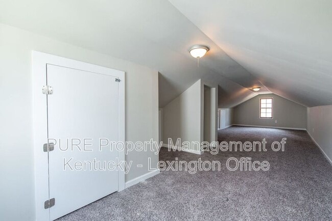 Building Photo - 817 Marcellus Dr