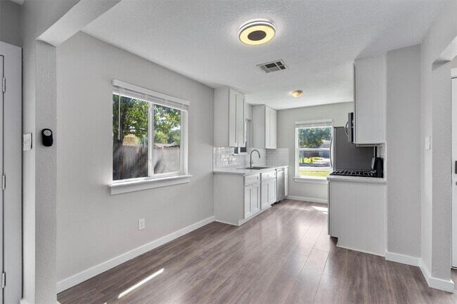 Building Photo - 12321 Emery Oaks Rd
