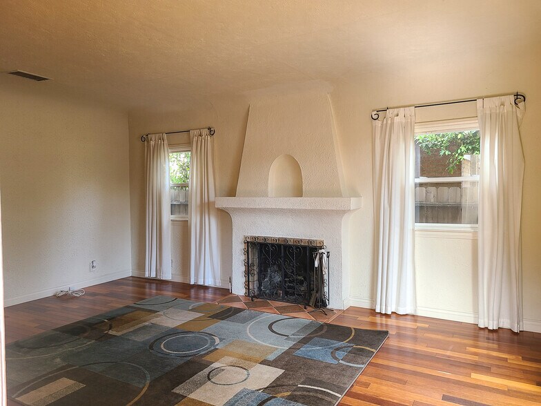 Building Photo - 11301 Blix St