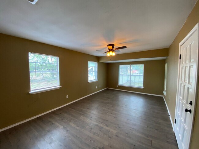 Building Photo - Large family home in Grape Creek!