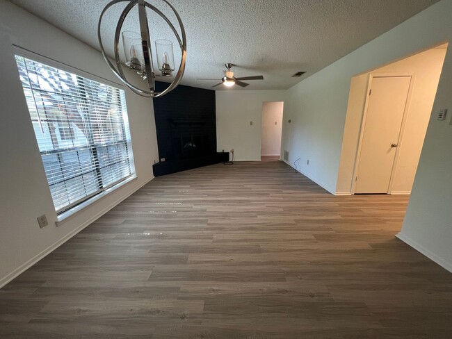 Building Photo - Single Family Home *LEASING SPECIAL AVAILA...