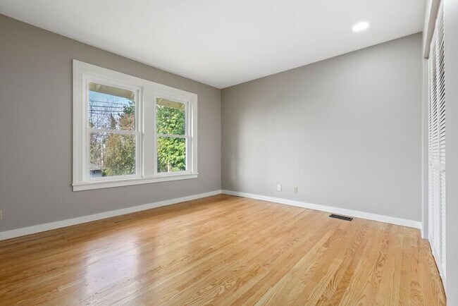 Building Photo - Sunny Air Conditioned Mercer Island Charmer!
