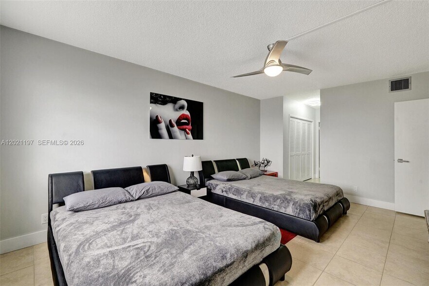 Building Photo - 3725 S Ocean Dr