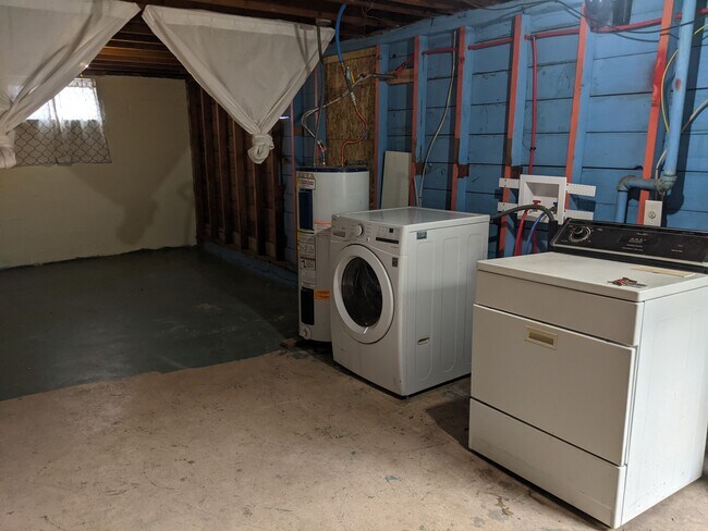 Building Photo - 913 NE Church Street