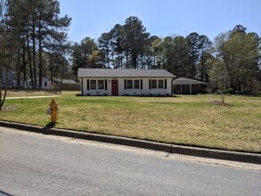 Building Photo - 1603 Foxwood Dr