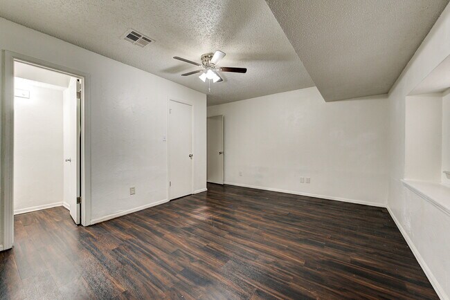 Building Photo - 1627 Surrey Dr