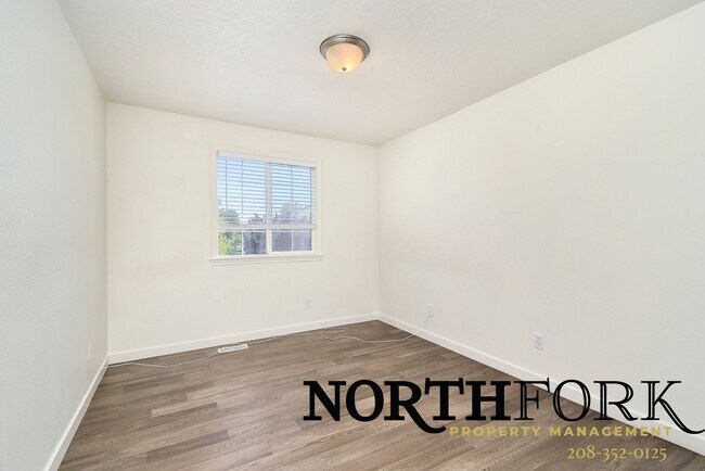 Building Photo - Perfectly Placed Meridian Home in Convenient Location