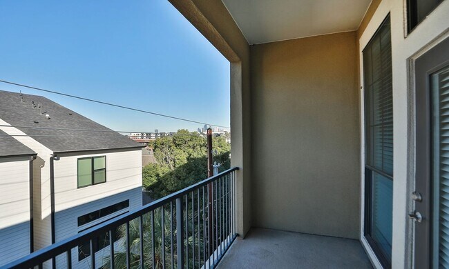 Building Photo - Top-Floor 1-Bedroom Condo in the Heart of Upper Kirby!