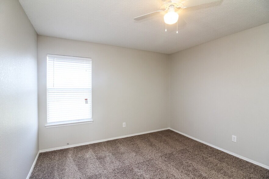 Building Photo - 505 Summertree Ln