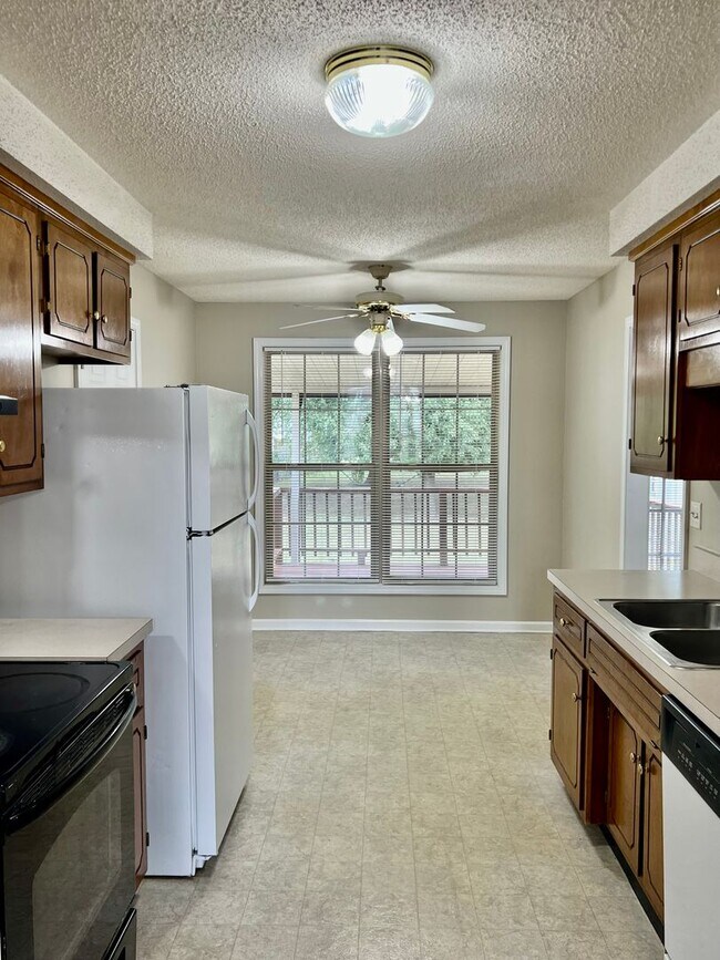 Building Photo - AVAILABLE NOW! 3 Bedroom Home Available of...